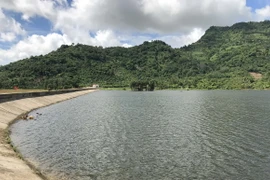 Hồ Núi Dài 2 (xã Lê Trì, huyện Tri Tôn) có tổng mức đầu tư 28 tỷ đồng, với dung tích thiết kế 558.473 m3, chiều dài đập 1.028m đang trong quá trình tích nước. (Ảnh: Công Mạo/TTXVN)