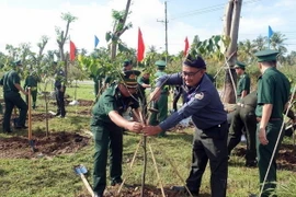 Đoàn đại biểu sỹ quan biên phòng Việt Nam - Campuchia trồng cây hữu nghị tại Đồn Biên phòng Lình Huỳnh, huyện Hòn Đất, tỉnh Kiên Giang. (Ảnh: Lê Sen/TTXVN)