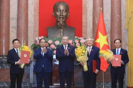 Tổng Bí thư, Chủ tịch nước Tô Lâm trao Quyết định bổ nhiệm, Thủ tướng Phạm Minh Chính tặng hoa chúc mừng các Phó Thủ tướng Nguyễn Hòa Bình, Bùi Thanh Sơn và Hồ Đức Phớc. (nh: Lâm Khánh/TTXVN)