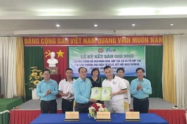 Ngày 23/7/2024, Hội Nông dân tỉnh Long An và Công ty Cổ phần giải pháp công nghệ FELIX đã ký biên bản ghi nhớ về Chương trình hỗ trợ nông dân, hợp tác xã và tổ hợp tác lên sàn thương mại điện tử FELIX, kết nối giao thương tiêu thụ nông sản nội địa và xuất khẩu. (Ảnh: Bùi Giang/TTXVN)