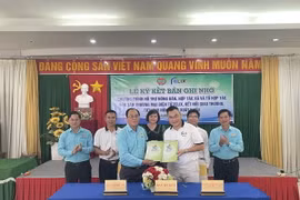 Ngày 23/7/2024, Hội Nông dân tỉnh Long An và Công ty Cổ phần giải pháp công nghệ FELIX đã ký biên bản ghi nhớ về Chương trình hỗ trợ nông dân, hợp tác xã và tổ hợp tác lên sàn thương mại điện tử FELIX, kết nối giao thương tiêu thụ nông sản nội địa và xuất khẩu. (Ảnh: Bùi Giang/TTXVN)