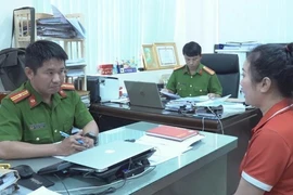 Lực lượng cảnh sát hình sự, Công an tỉnh Đồng Nai lấy lời khai một đối tượng vừa bị bắt giữ. (Ảnh: Việt Nam/TTXVN phát)