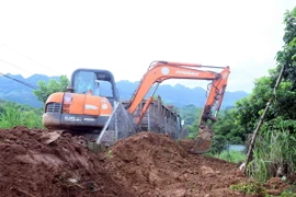 Khởi công xây nhà vệ sinh cho em tại điểm trường Bắt Đông, Trường Mầm non Hòa Bình. (Ảnh: Quang Quyết/TTXVN)