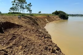 Chính quyền địa phương đã thực hiện phương án “4 tại chỗ”, tạo và dầm mái kè để chống sạt lở tạm thời tại thôn Hải Thành, xã Thọ Thành (huyện Thọ Xuân). (Ảnh: Việt Hoàng/TTXVN)