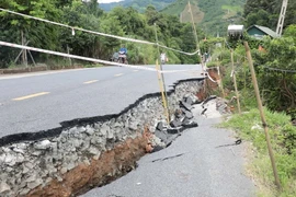 Sạt lở nghiêm trọng trên tuyến Quốc lộ 15C, một ngôi nhà bị sập. (Ảnh: Nguyễn Nam/TTXVN)