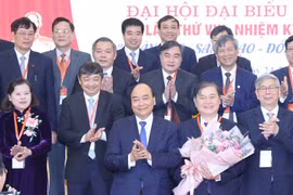 Thủ tướng Nguyễn Xuân Phúc chúc mừng Ban Chấp hành Liên hiệp các Hội Khoa học và Kỹ thuật Việt Nam khóa VIII. (Ảnh: Thống Nhất/TTXVN)