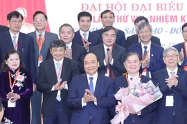 Thủ tướng Nguyễn Xuân Phúc chúc mừng Ban Chấp hành Liên hiệp các Hội Khoa học và Kỹ thuật Việt Nam khóa VIII. (Ảnh: Thống Nhất/TTXVN)