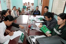 Giao dịch tại Ngân hàng Chính sách Xã hội. (Nguồn: Vietnam+)