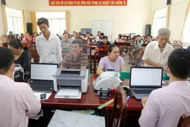 Một buổi giao dịch cho vay vốn chính sách. (Ảnh: Trần Việt/TTXVN)