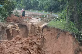 Một đoạn đường bị sạt lở ở huyện Hướng Hóa, tỉnh Quảng Trị. (Ảnh: Quốc Dũng/TTXVN)