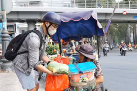 Nhiều phần quà được các tổ chức, cá nhân, nhóm làm xã hội từ thiện trao tận tay người khuyết tật có hoàn cảnh khó khăn trong những ngày dịch COVID-19. (Ảnh: Anh Tuấn/TTXVN)