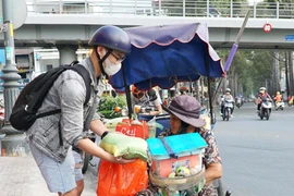 Nhiều phần quà được các tổ chức, cá nhân, nhóm làm xã hội từ thiện trao tận tay người khuyết tật có hoàn cảnh khó khăn trong những ngày dịch COVID-19. (Ảnh: Anh Tuấn/TTXVN)