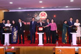 Phó Chủ tịch Quốc hội Uông Chu Lưu với các đại biểu bấm nút khai trương Tòa soạn điện tử Đại biểu Nhân dân và ra mắt giao diện mới Báo điện tử Đại biểu nhân dân. (Ảnh: Văn Điệp/TTXVN)