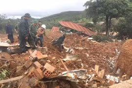 Lực lượng chức năng tìm kiếm cán bộ, chiến sỹ bị vùi lấp. (Ảnh: TTXVN phát)