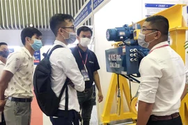 Máy móc ứng dụng công nghệ hiện đại được trình diễn tại chuỗi triển lãm. (Ảnh: Mỹ Phương/TTXVN)