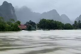 Hơn 95.000 ngôi nhà ở Quảng Bình bị lũ nhấn chìm. (Ảnh: Đức Thọ/TTXVN)