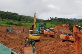 Lực lượng cứu hộ tìm kiếm thi thể chiến sỹ bị vùi lấp vì sạt lở ở Quảng Trị. (Ảnh: TTXVN phát)
