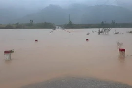 Cầu tràn ở xã A Bung, huyện Đakrông, tỉnh Quảng Trị bị ngập nước do mưa lớn. (Ảnh: TTXVN phát)