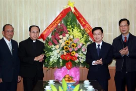 Chủ tịch UBND tỉnh Nam Định Phạm Đình Nghị (đứng thứ 2 từ phải qua) chúc mừng Giáng sinh Linh mục Nguyễn Văn Hy. (Ảnh: Văn Đạt/TTXVN)