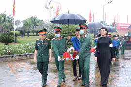 Quang cảnh lễ viếng, truy điệu, an táng hài cốt các liệt sỹ. (Ảnh: K GỬIH/TTXVN)
