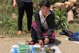 Một đối tượng và tang vật trong vụ án. (Ảnh: TTXVN phát)