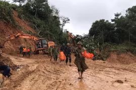 Đường giao thông để tiếp cận hiện trường có nhiều điểm bị sạt lở nghiêm trọng, gây khó khăn cho lực lượng cứu hộ, cứu nạn. (Ảnh: Thanh Thủy/TTXVN)