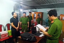 Đối tượng Nguyễn Chí Công bị bắt quả tang vì có hành vi đòi và nhận hối lộ. (Ảnh: TTXVN phát)