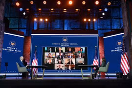 Ông Joe Biden (trái) và bà Kamala Harris trong cuộc làm việc trực tuyến với các chuyên gia của Ban cố vấn về công tác phòng dịch COVID-19 tại Wilmington, Delaware ngày 9/11/2020. (Ảnh: AFP/TTXVN)