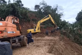 Lực lượng cứu hộ, cứu nạn hành quân tới hiện trường vụ sạt lở trong điều kiện vô cùng khó khăn do đường giao thông có nhiều điểm bị sạt lở nghiêm trọng. (Ảnh: Thanh Thủy/TTXVN)
