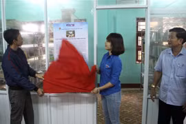 Đại diện các trường học cùng với đại diện Đoàn Thanh niên TTXVN khu vực miền Trung và Tây Nguyên khai trương 'Tủ sách Đinh Hữu Dư.' (Ảnh: Trịnh Bang Nhiệm/TTXVN)