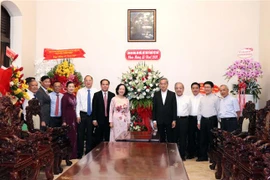 Bà Trương Thị Mai, Ủy viên Bộ Chính trị, Bí thư Trung ương Đảng, Trưởng Ban Dân vận Trung ương đến thăm, chúc mừng Giáng sinh Tòa Tổng Giám mục Tổng Giáo phận Thành phố Hồ Chí Minh và Tổng Giám mục Nguyễn Năng. (Ảnh: Xuân Khu/TTXVN)