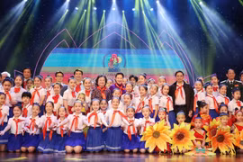 Chủ tịch Quốc hội Nguyễn Thị Kim Ngân với các đại biểu cháu ngoan Bác Hồ tại Đại hội. (Ảnh: Trọng Đức/TTXVN)