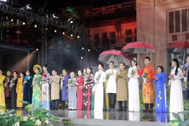 Đại diện lãnh đạo Thành phố Hồ Chí Minh tặng hoa cho Đại sứ hình ảnh của Lễ hội Áo dài Thành phố Hồ Chí Minh lần thứ 7 năm 2020. (Ảnh: Mỹ Phương/TTXVN)