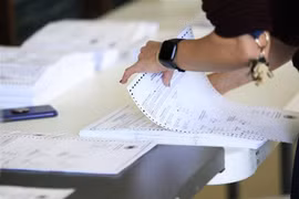 Nhân viên bầu cử kiểm phiếu bầu Tổng thống Mỹ tại Easton, bang Pennsylvania. (Ảnh: AFP/TTXVN)