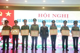 Các cá nhân, tập thể được Bộ Công an tặng Bằng khen vì có thành tích xuất sắc trong công tác phòng, chống dịch COVID-19. (Ảnh: Văn Dũng/TTXVN)