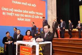 Ông Vương Đình Huệ, Ủy viên Bộ Chính trị, Bí thư Thành ủy, Trưởng đoàn đại biểu Quốc hội thành phố Hà Nội cùng các đại biểu thành phố ủng hộ nhân dân miền Trung bị thiệt hại do mưa lũ gây ra năm 2020. (Ảnh: Văn Điệp/TTXVN)