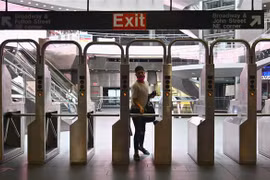 Hành khách tại ga tàu điện ngầm ở Manhattan, New York, Mỹ. (Ảnh: AFP/TTXVN)