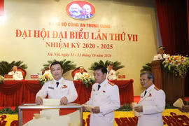 Đại biểu bỏ phiếu bầu các đại biểu tham dự đại hội Đảng cấp trên. (Ảnh: Doãn Tấn/TTXVN)