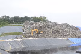 Một góc bãi rác Nam Sơn. (Ảnh: Mạnh Khánh/TTXVN)
