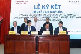 Đại diện UBND tỉnh Bạc Liêu và chủ đầu tư thực hiện ký kết biên bản ghi nhớ. (Ảnh: Huỳnh Sử/TTXVN)