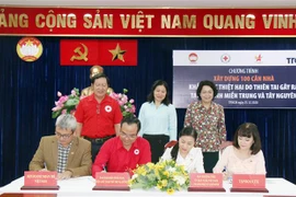  Đại diện các đơn vị ký kết chương trình xây dựng 100 căn nhà khắc phục thiệt hại do thiên tai gây ra tại các tỉnh miền Trung và Tây Nguyên. (Ảnh: Tiến Lực/TTXVN)