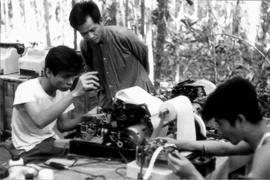 Phóng viên TTXGP thu phát teletype và telephoto. (Nguồn: Vietnam+)