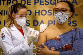 Nhân viên y tế tiêm vắcxin ngừa COVID-19 do phòng thí nghiệm Sinovac của Trung Quốc phát triển cho tình nguyện viên tại Porto Alegre, Brazil ngày 8/8/2020. (Ảnh: AFP/TTXVN)