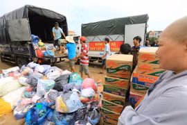 Các tổ chức thiện nguyện khắp cả nước chuyển hàng cứu trợ đến cho người dân vùng lũ. (Nguồn: TTXVN)