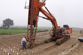 Nhà thầu thi công tại một đoạn trên tuyến cao tốc Bắc-Nam. (Ảnh: Đức Phương/TTXVN)