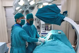 Các bác sỹ Bệnh viện đa khoa Long An thực hiện phẫu thuật đặt máy tạo nhịp cho bệnh nhân H.