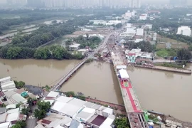 Toàn cảnh dự án xây dựng cầu Phước Lộc (mới) bên cạnh cầu Phước Lộc hiện hữu. (Ảnh: Tiến Lực/TTXVN)