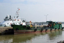 Tàu HP-4687 được đưa về cảng tạm giữ để các cơ quan chức năng đang tiến hành xác minh, điều tra và xử lý theo quy định của pháp luật. (Ảnh: TTXVN)