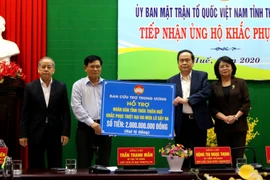 Phó Chủ tịch nước Đặng Thị Ngọc Thịnh chứng kiến Ủy ban Trung ương Mặt trận Tổ quốc Việt Nam trao số tiền 2 tỷ đồng hỗ trợ nhân dân vùng lũ. (Ảnh: Tường Vi/TTXVN)