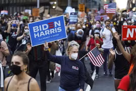 Người ủng hộ ông Biden tập trung tại Quảng trường Thời Đại ở New York, Mỹ, ngày 7/11/2020. (Ảnh: THX/TTXVN)